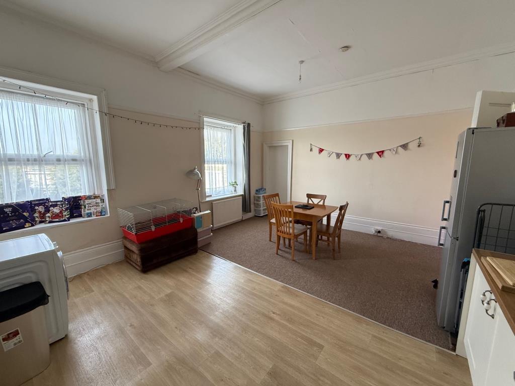 Lot: 133 - SIX SELF-CONTAINED FLATS IN BLOCK WITH STRUCTURAL ISSUES ON A LARGE PLOT WITH POTENTIAL - Looking from the kitchen to the dining area